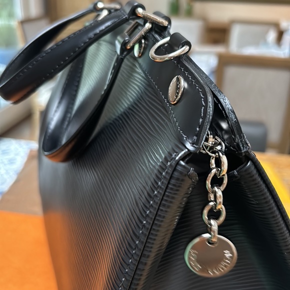 Authentic Louis Vuitton Medium Black Epi Bag is in perfect condition - Picture 10 of 14